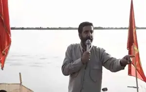 مادر شهیدی که پیکر پسرش را به منزل برد